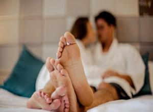 According to the studies, intimacy lessens stress and reduces its intensity. Having a partner at the end of the day takes your mind off the worries and if you two share an equal ability to treat each other with beautiful surprises then you are at the right place. Here we are compiling the tried and helpful ideas of men who kept their relationships alive in their toughest days. 