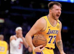 Lakers Triumph in Overtime Thriller Against Knicks