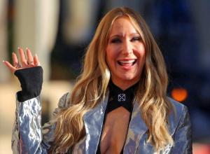 Nikki Glaser Returns as Host for 2026 Golden Globes, Marking Historic Back-to-Back Stint