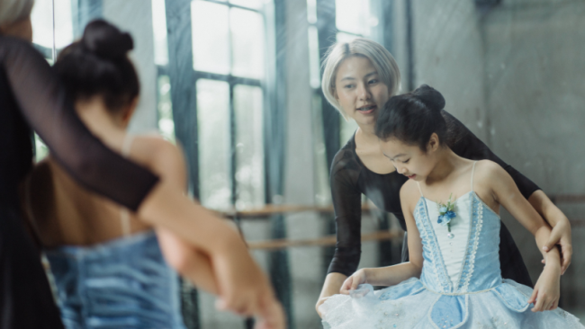 The dance of love: A mother's unique pole-dancing performance with her little one
